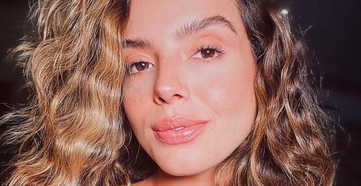 Giovanna Lancellotti esbanja beleza ao renovar o bronze em praia do Rio: ”Gata!”