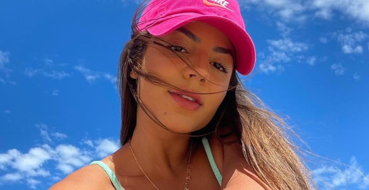 Em Alagoas, Hariany Almeida curte café da manhã na piscina e para tudo com abdômen trincado
