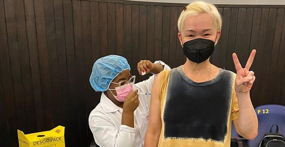 Julia Lemmertz toma segunda dose da vacina da covid-19: ”Lembrando que a pandemia não acabou”