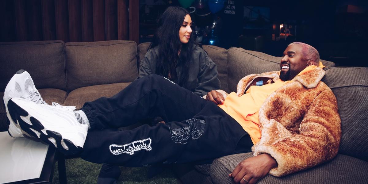 Kim Kardashian é clicada vestida de noiva e surpreende público de show de Kanye West