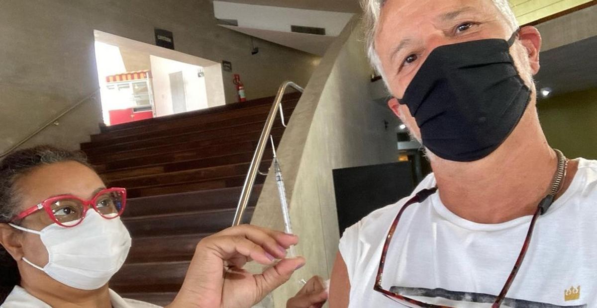 Imunizado! Marcello Novaes recebe segunda dose da vacina da covid-19