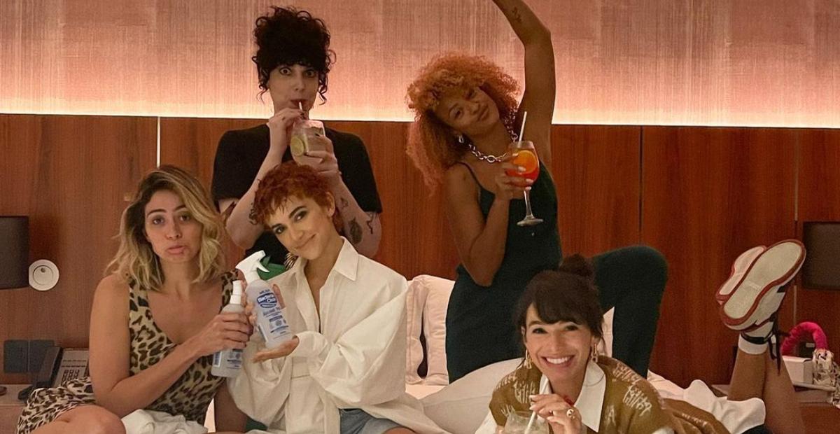 Sheron Menezzes mostra bastidores de série ao lado do elenco: ”Amo essas meninas”