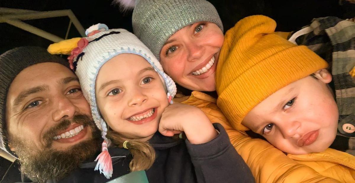 Mari Bridi se diverte ao exibir make artística que os filhos fizeram em Rafael Cardoso