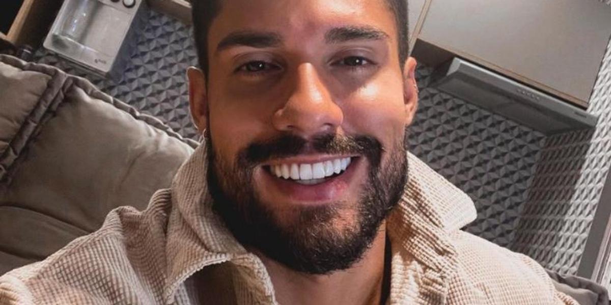 Descamisado, Bil Araújo exibe lindo sorriso em sequência de cliques na praia: ”Lar doce lar”
