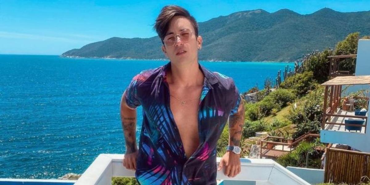 Tatuado, Daniel Caon exibe boa forma em clique se refrescando na ducha: ”Tudo na paz”
