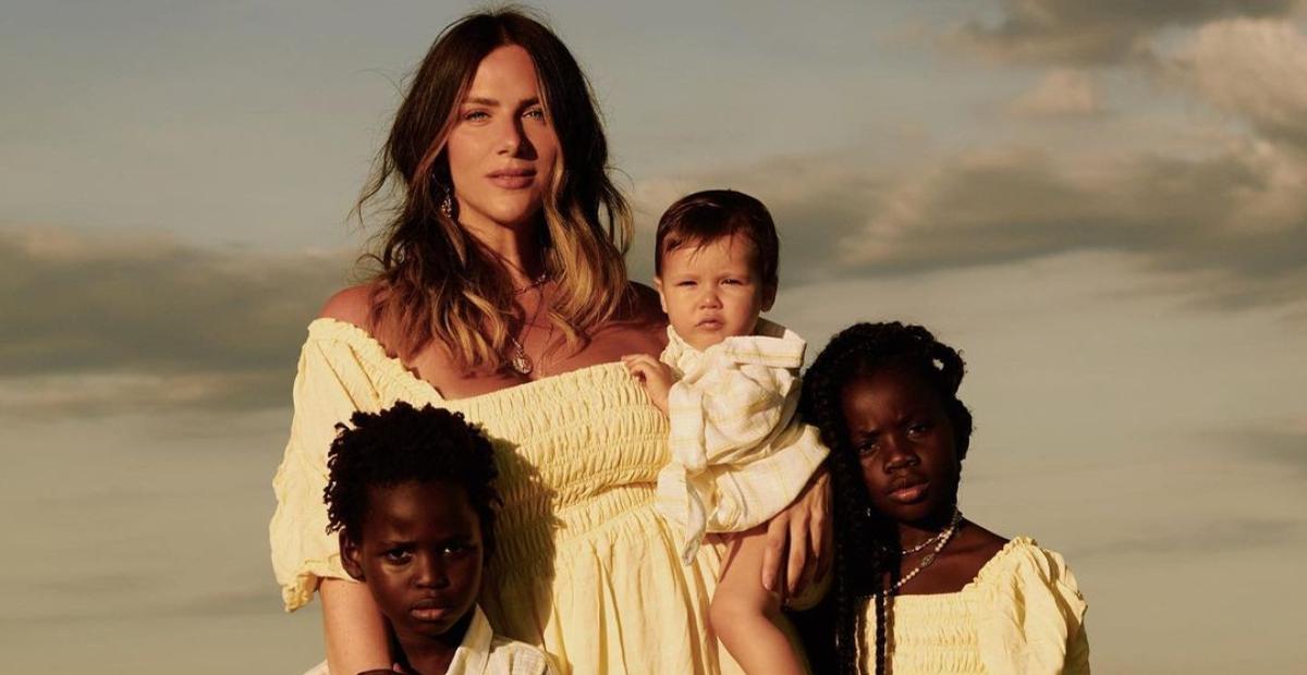 Giovanna Ewbank revela ‘perrengue’ para tirar fotos dos três filhos e diverte a web