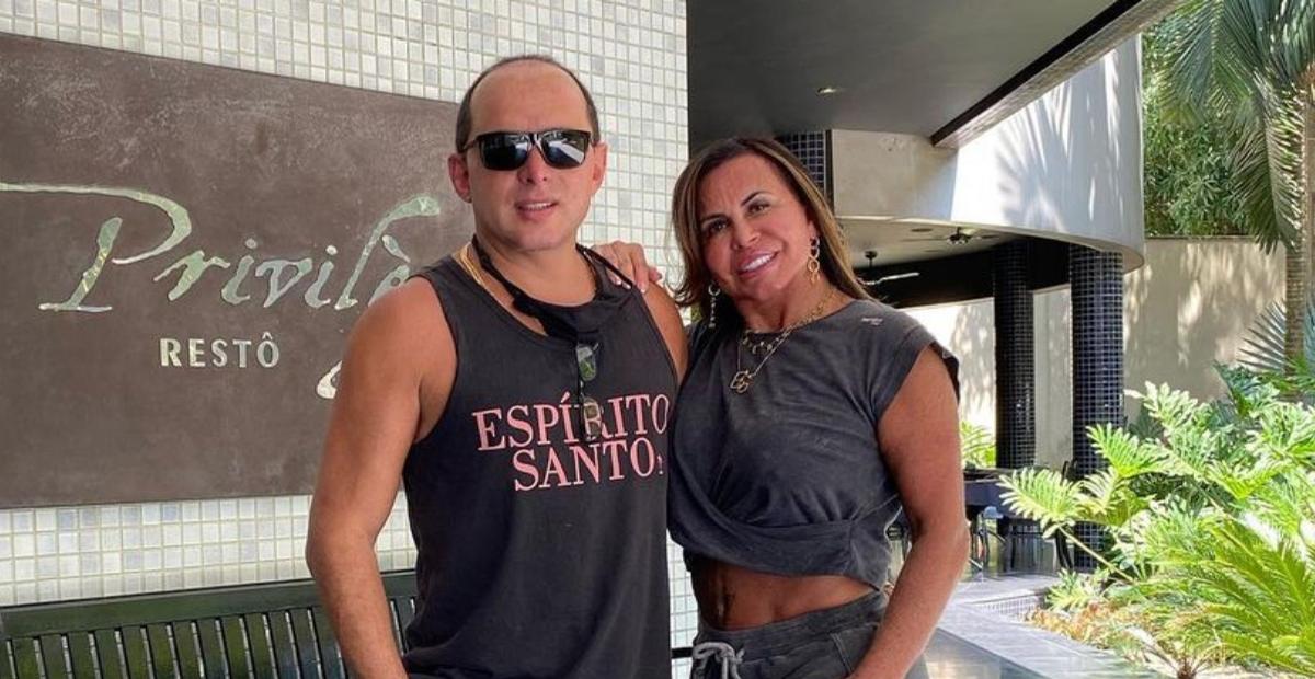 De calcinha fio, Gretchen surge em momento íntimo na cama com o marido: ”Casalzão!”