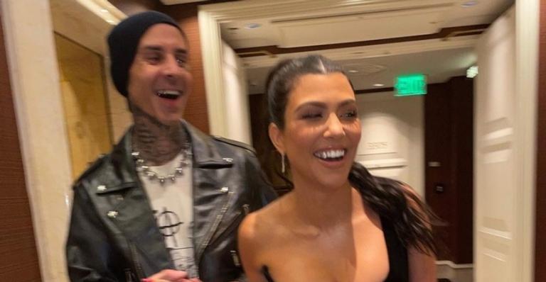 Kourtney Kardashian divide clique romântico com o namorado, Travis Barker e se declara: ”Amor”
