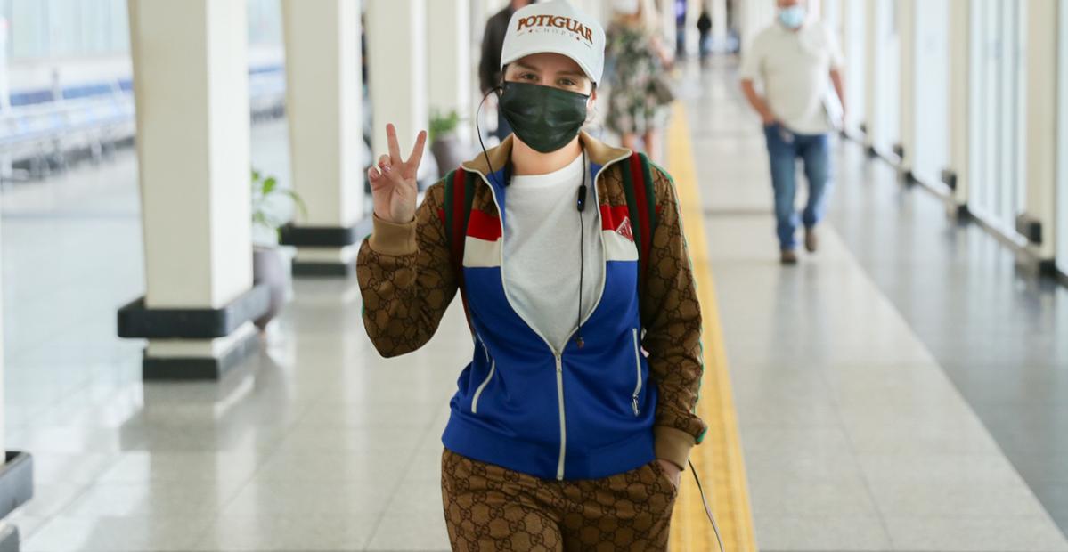 De conjuntinho de mais de R$ 15 mil, Maraísa esbanja estilo e simpatia em aeroporto