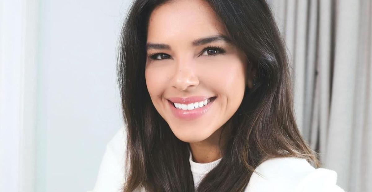 Na varanda, Mariana Rios aparece de shortinho e encanta fãs: ”Muito musa”