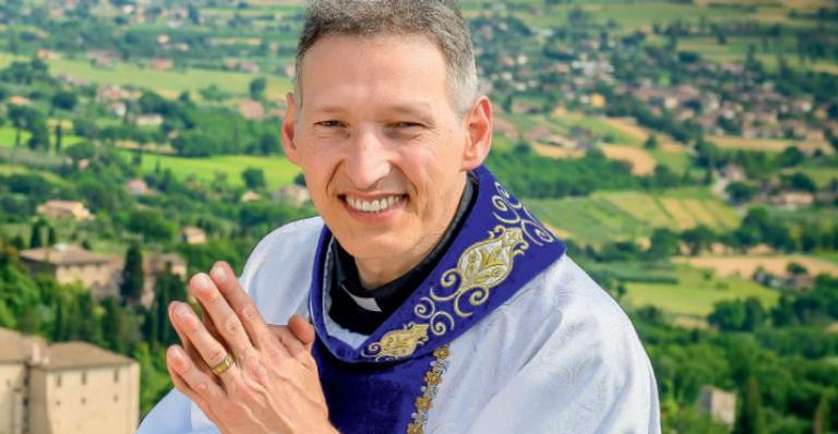 Padre Marcelo Rossi relembra acidente ao falar de seu novo livro ‘Batismo de fogo’