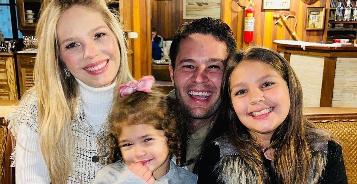 Pedro Leonardo posta clique encantador ao lado da esposa e das filhas: ”Família linda”