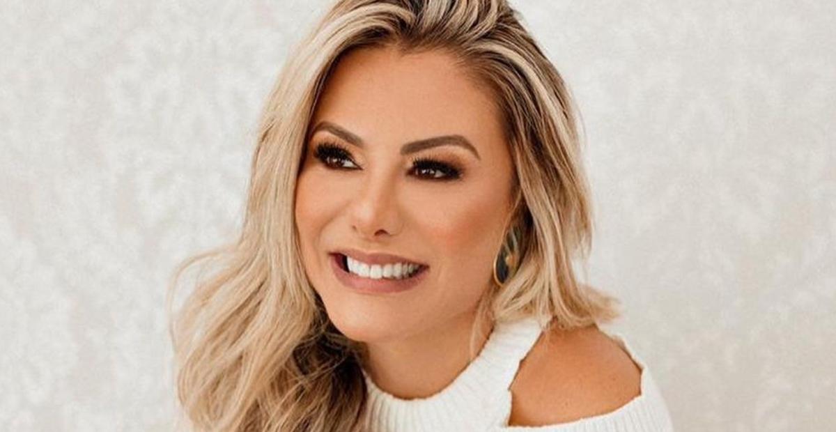 Poliana Rocha toma banho de cachoeira e para tudo com corpaço sarado e bumbum GG: ”Deusa!”