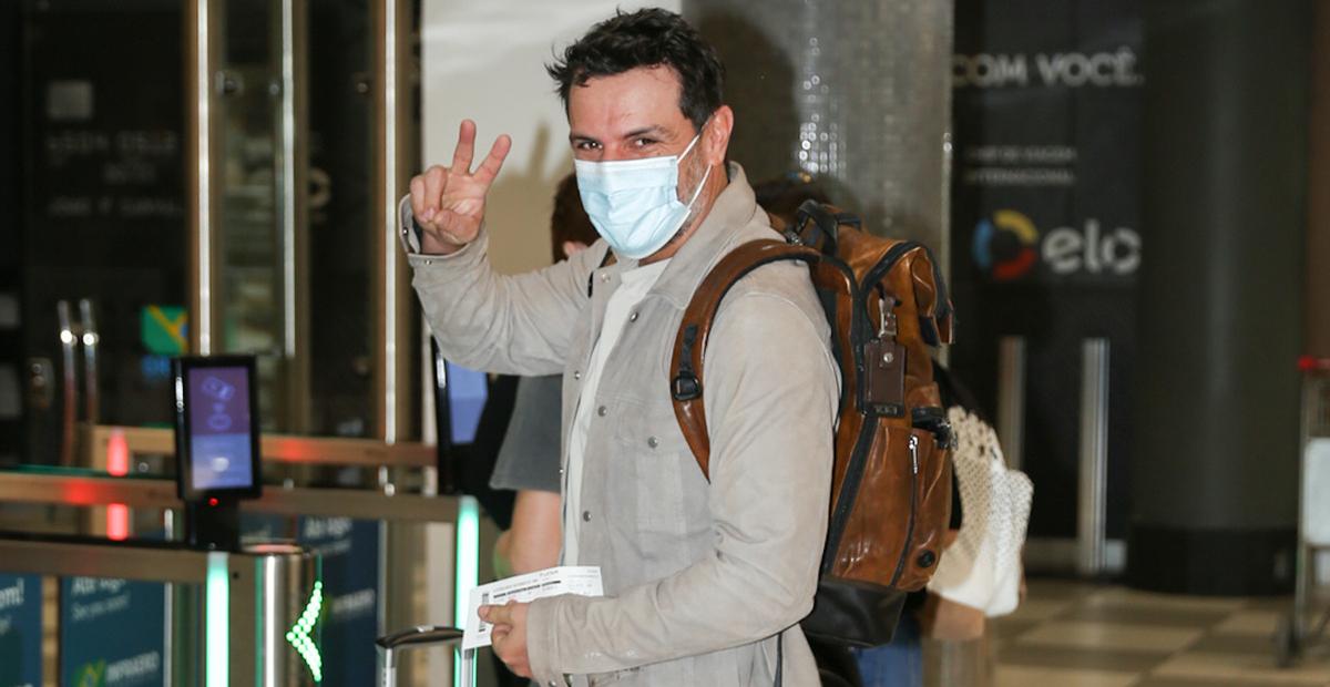 Com o filho e a esposa, Rodrigo Lombardi é flagrado em aeroporto