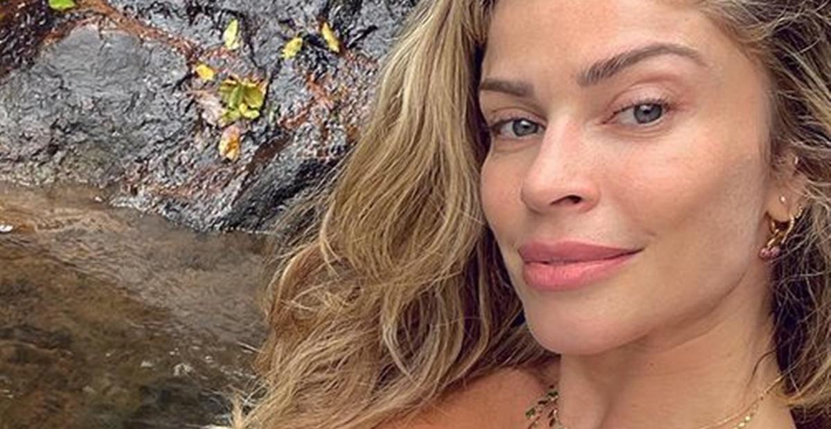 Solteira, Grazi Massafera posta clique de biquíni e ostenta abdômen trincado: ”Perfeita demais”