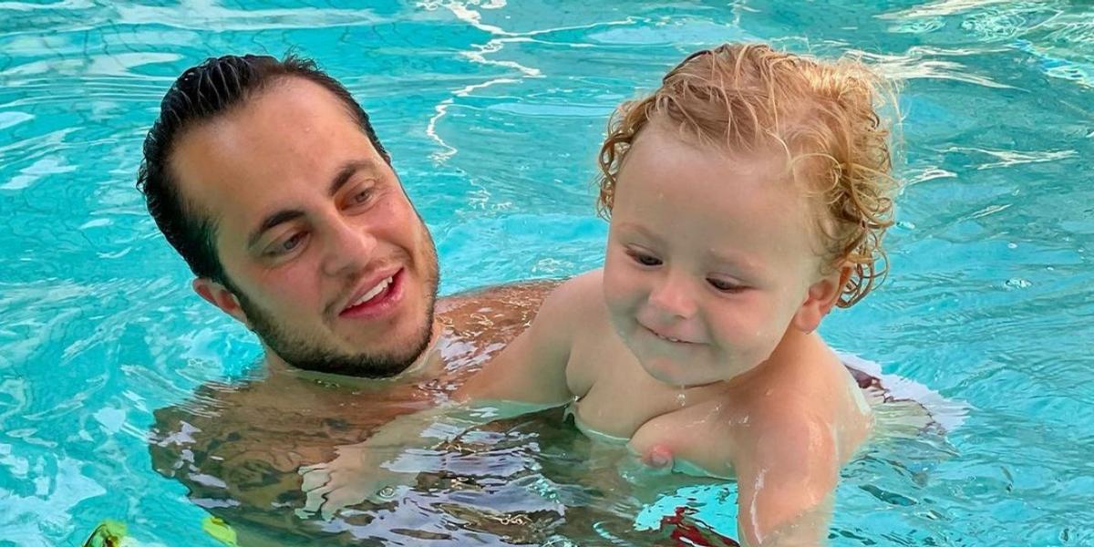 Thammy Miranda encanta ao mostrar o filho, Bento, sorrindo em clique descontraído: ”Anjinho!”