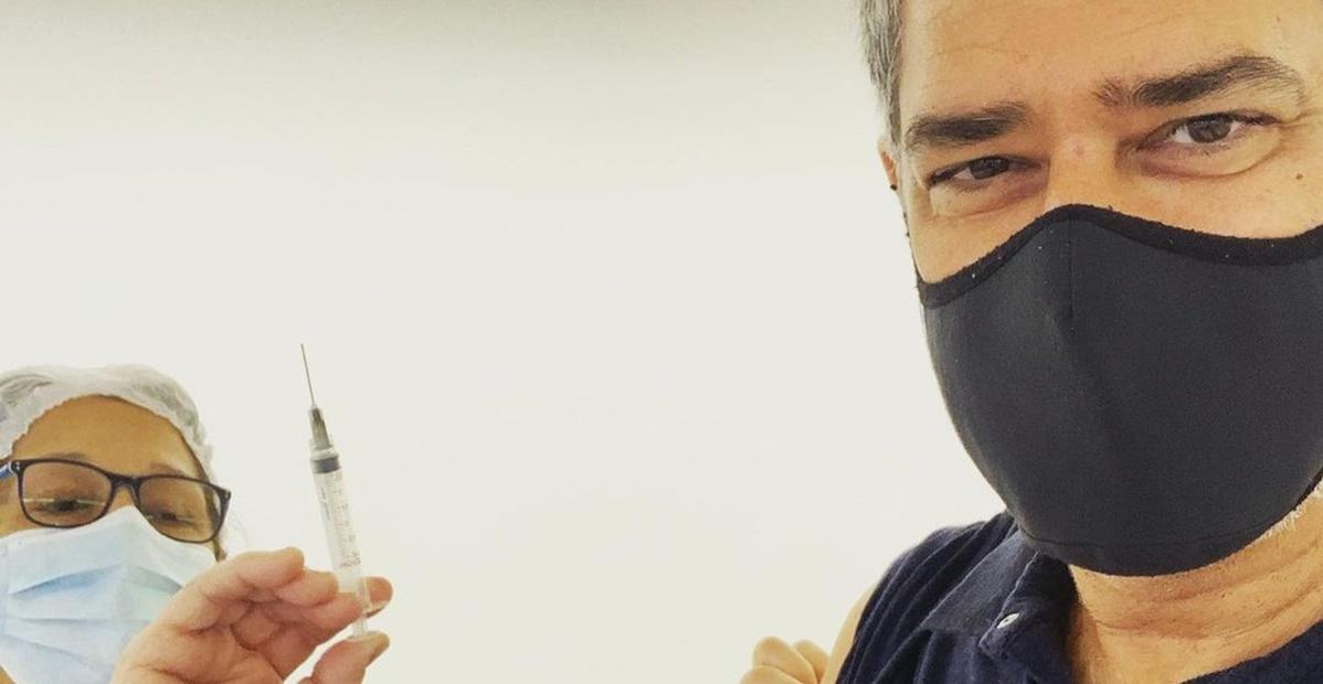William Bonner toma segunda dose da vacina da covid-19: ”Saúde pra todos”