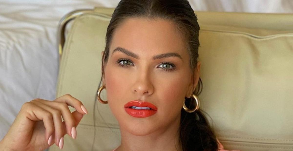 Andressa Suita surge belíssima ao exibir aerolook grifado de quase R$47 mil