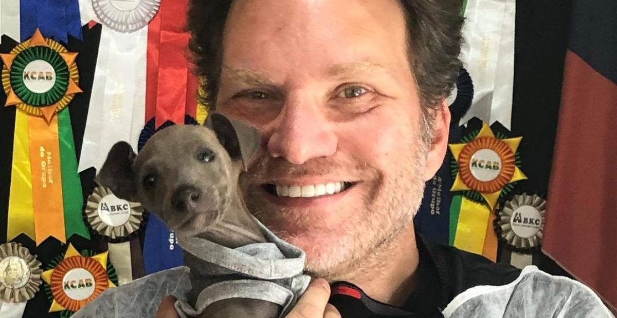 Carlos Bertolazzi se emociona ao falar sobre morte de seu cachorro: ”Para sempre no meu coração”
