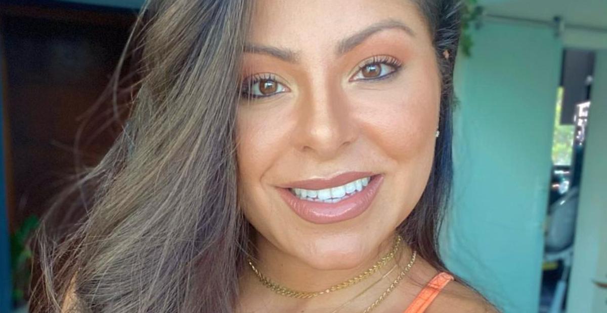 Com vestido curto e recortado, Andressa Ferreira eleva a temperatura da web: ”Meu lado modelo!”