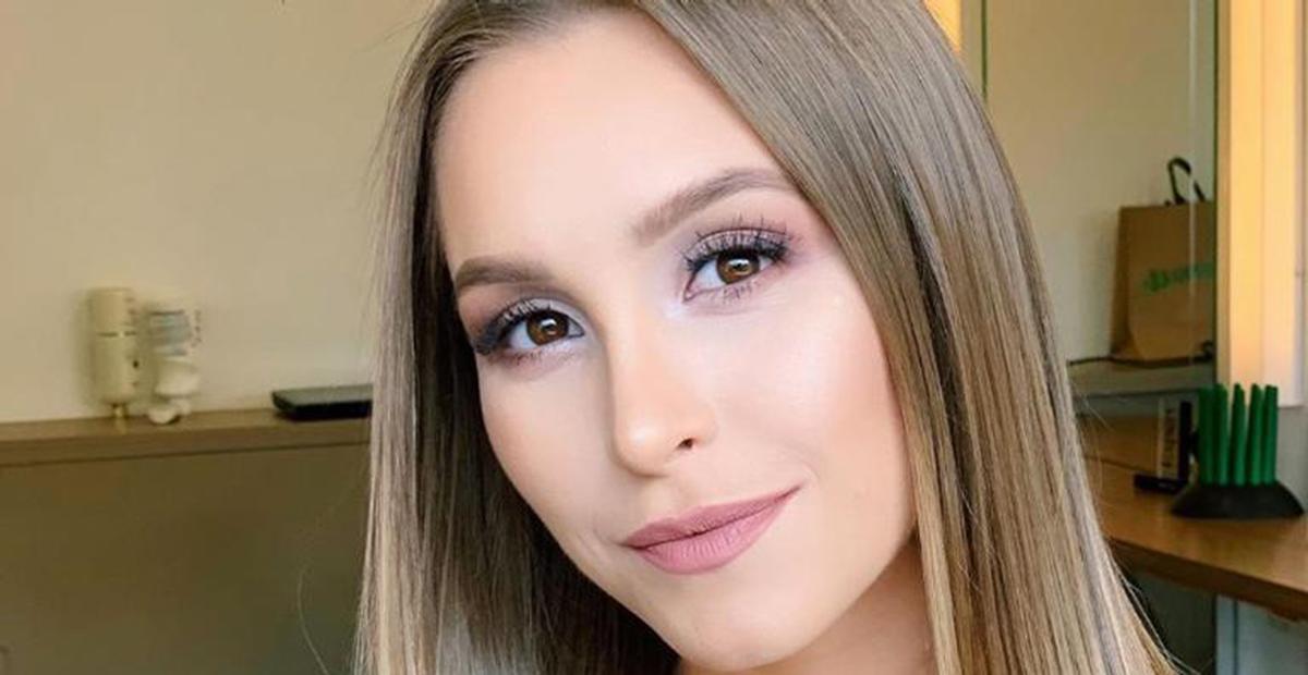 De top, Carla Diaz exibe corpão e rouba a cena no Instagram