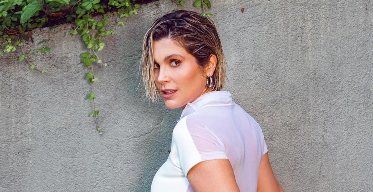 Flávia Alessandra posa com look apertado e brinca: ”Que a vida seja tão justa quanto esse vestido”