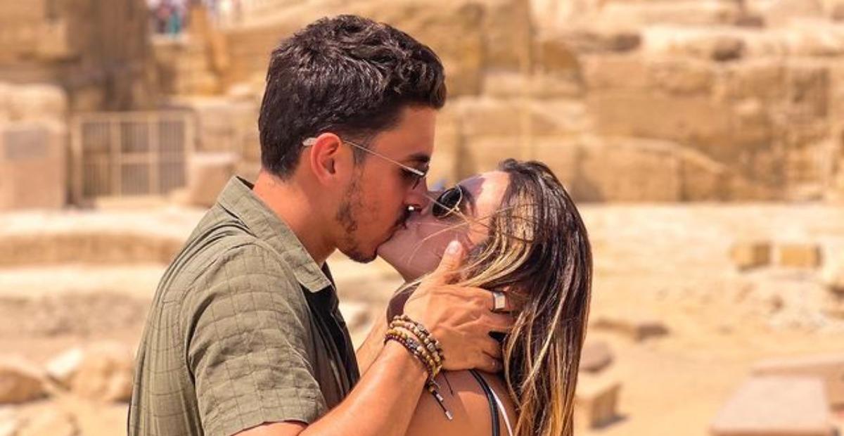 No Egito, Giovanna Lancellotti surge aos beijos com novo namorado e se declara: ”Eu te amo”