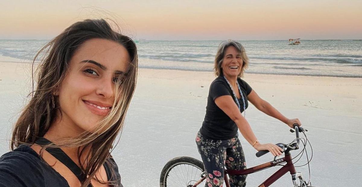 Gloria Pires compartilha clique agarradinha com a filha, Ana: ”Chamego bom”