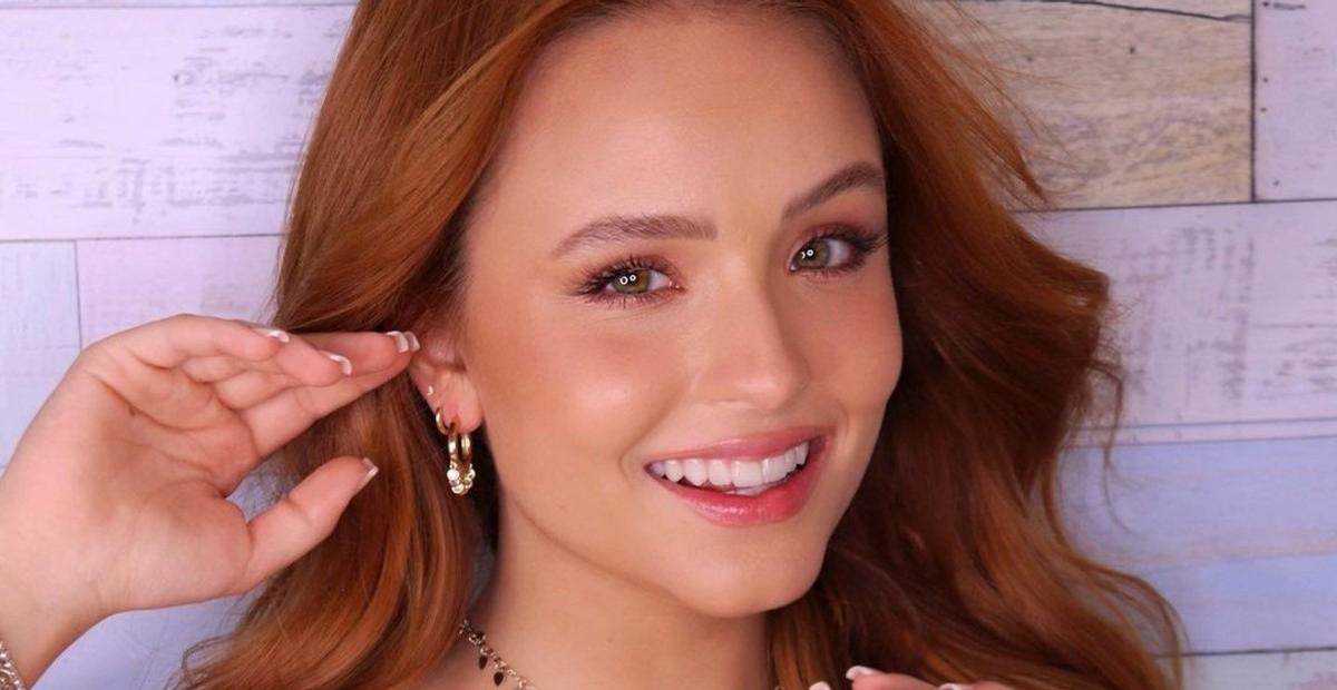 Larissa Manoela arranca suspiros ao posar de biquíni na praia