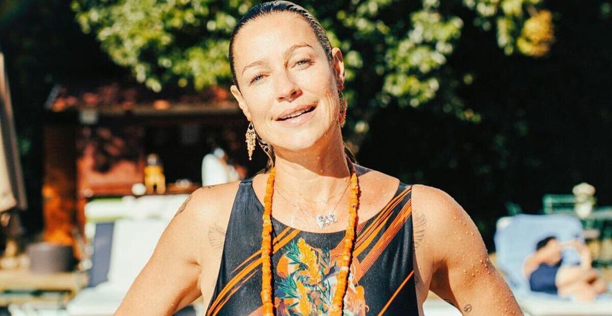 Em seu aniversário, Luana Piovani exibe corpaço em festa na piscina