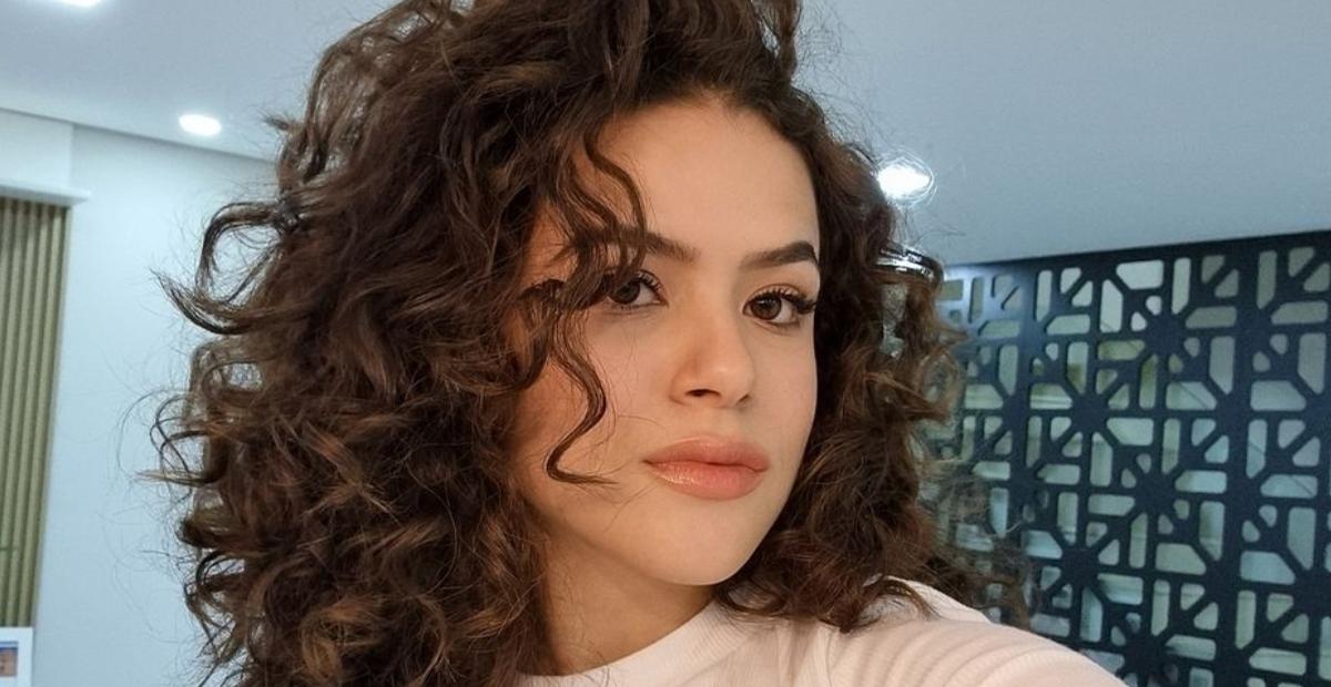 Em Paris, Maisa aposta em look estiloso e grifado de mais de R$10 mil e rouba a cena