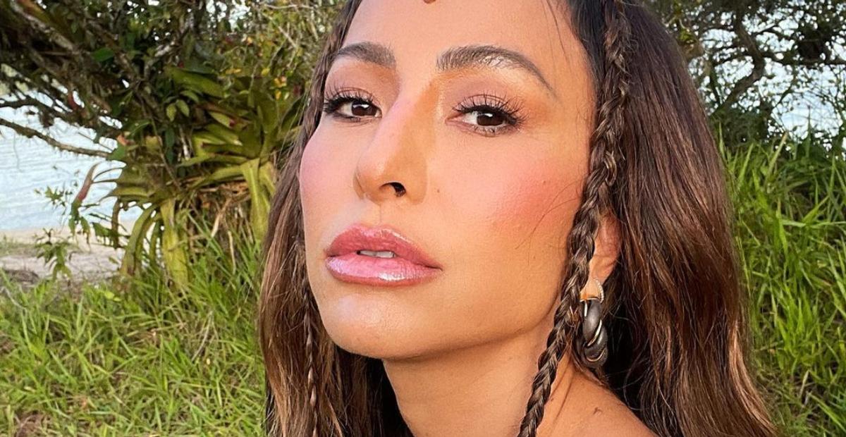 Sambando, Sabrina Sato ostenta abdômen trincado só de top e shortinho e web dispara: ”Deusa”