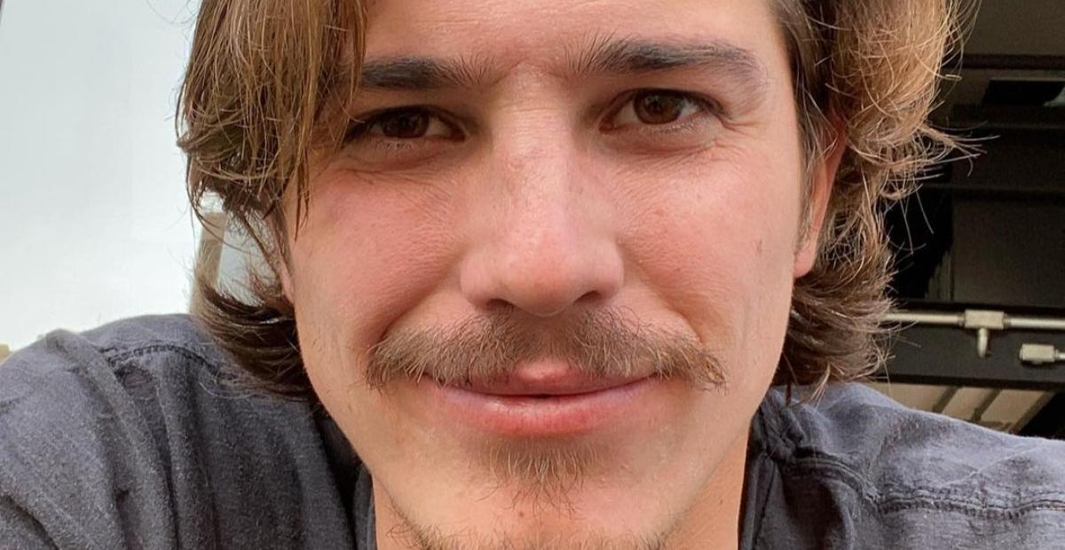 Sem camisa, Romulo Arantes Neto arranca suspiros ao aparecer suado treinando na academia