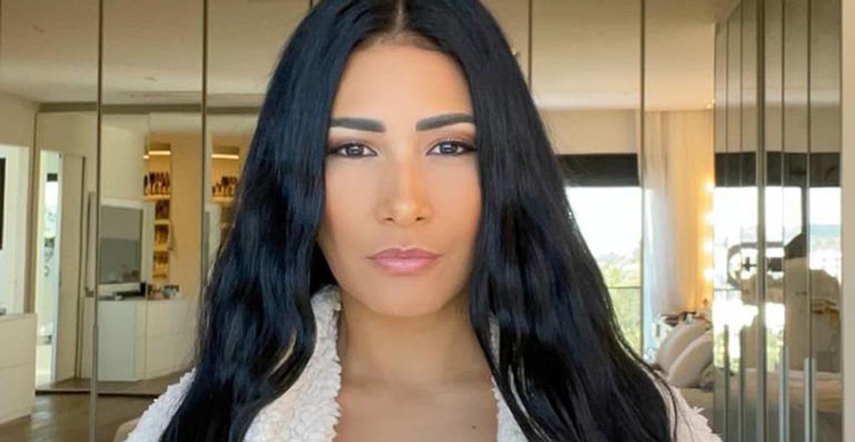 Simaria aparece só de roupão e esbanja sensualidade no quarto