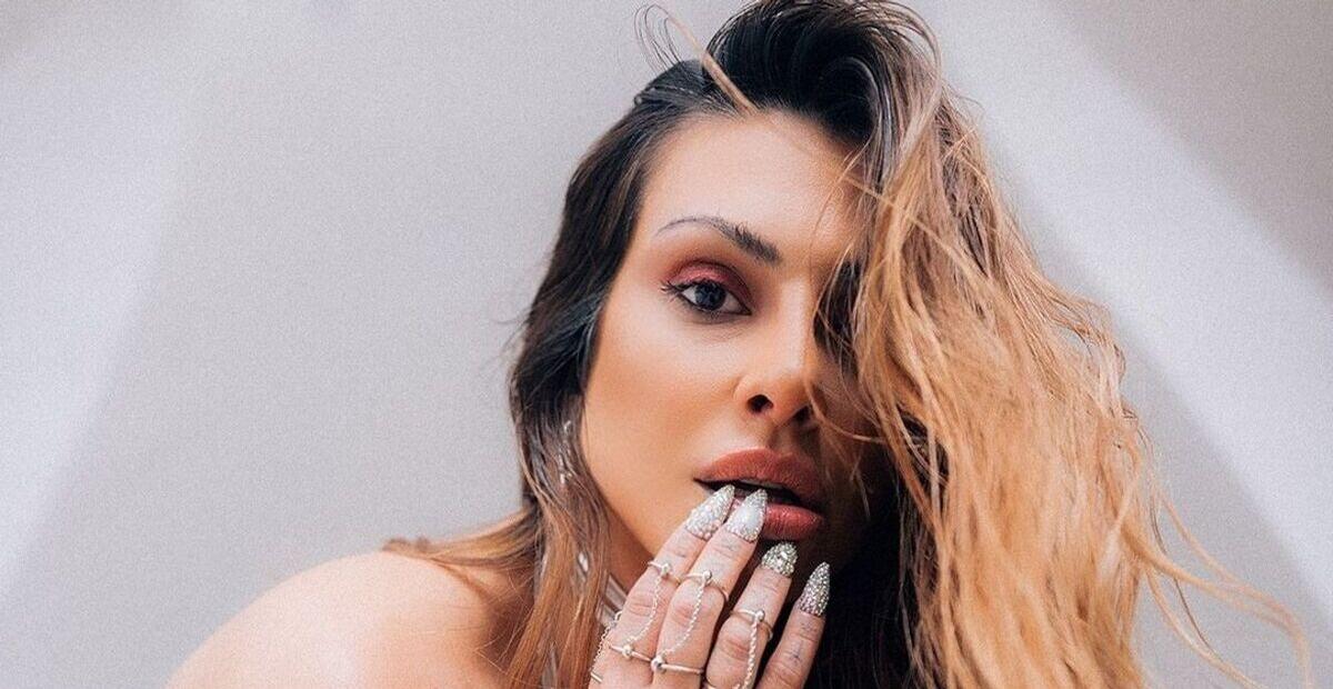 Em lua de mel, Cleo ousa ao apostar em biquíni cavadíssimo: ”Gata”