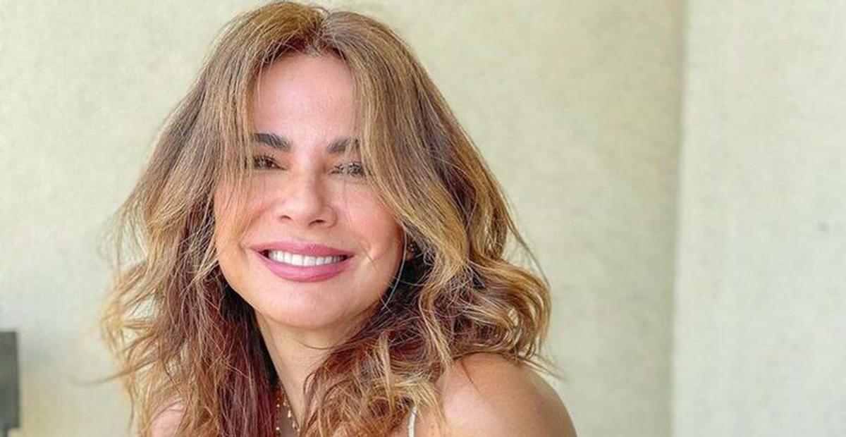 Luciana Gimenez exibe bumbum na praia e irmão da apresentadora reage!
