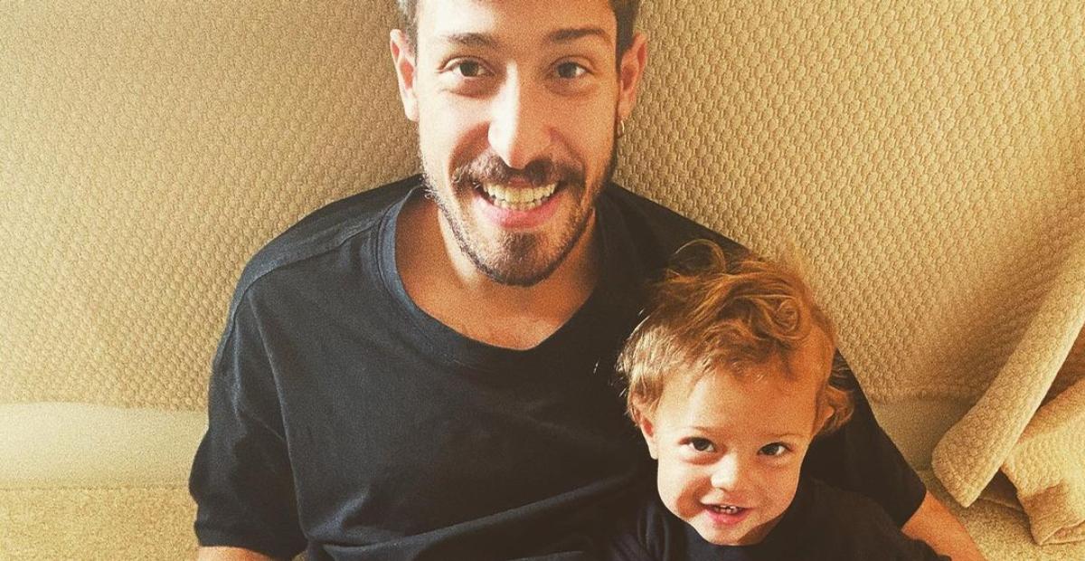 Sem camisa, Vinicius Martinez mostra semelhança com Valentin e explode o fofurômetro da web
