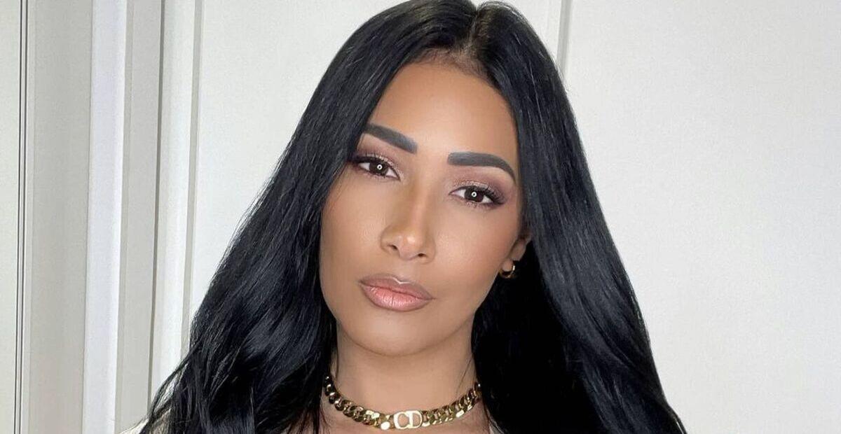 De top, Simaria sensualiza ao exibir decote marcado em vídeo