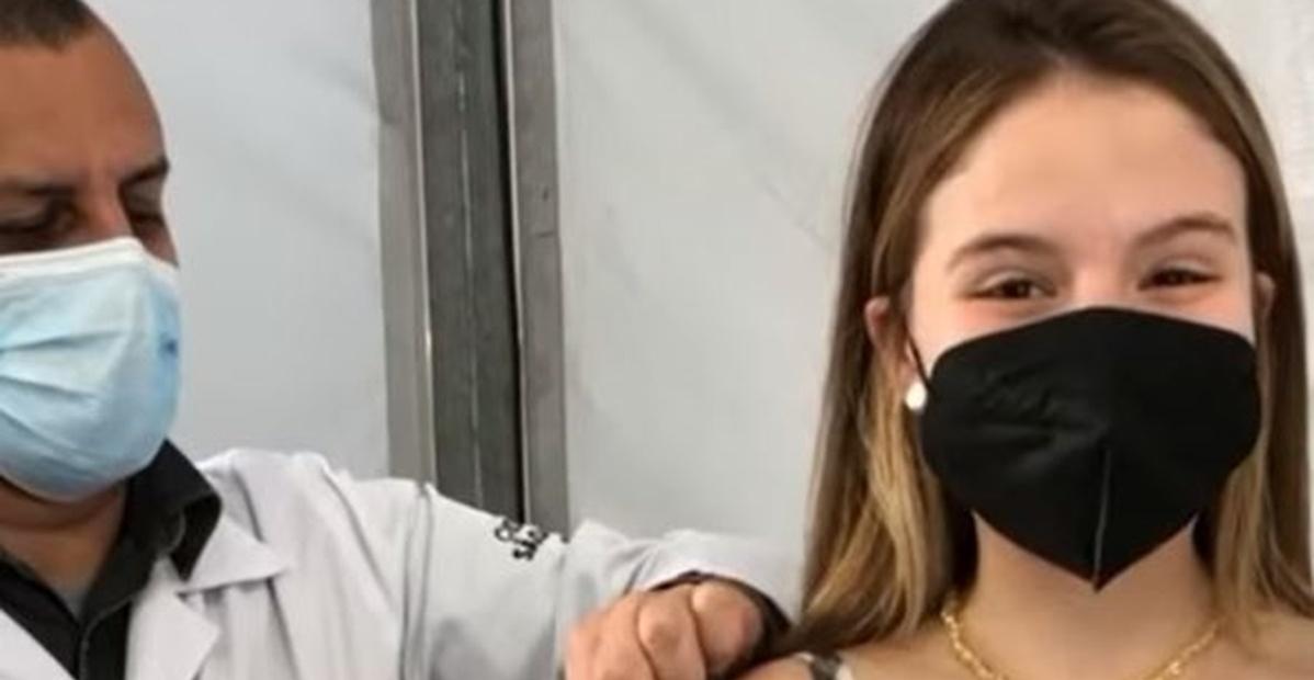 Sophia Valverde é vacinada contra covid-19: ”Pra sempre na minha memória”