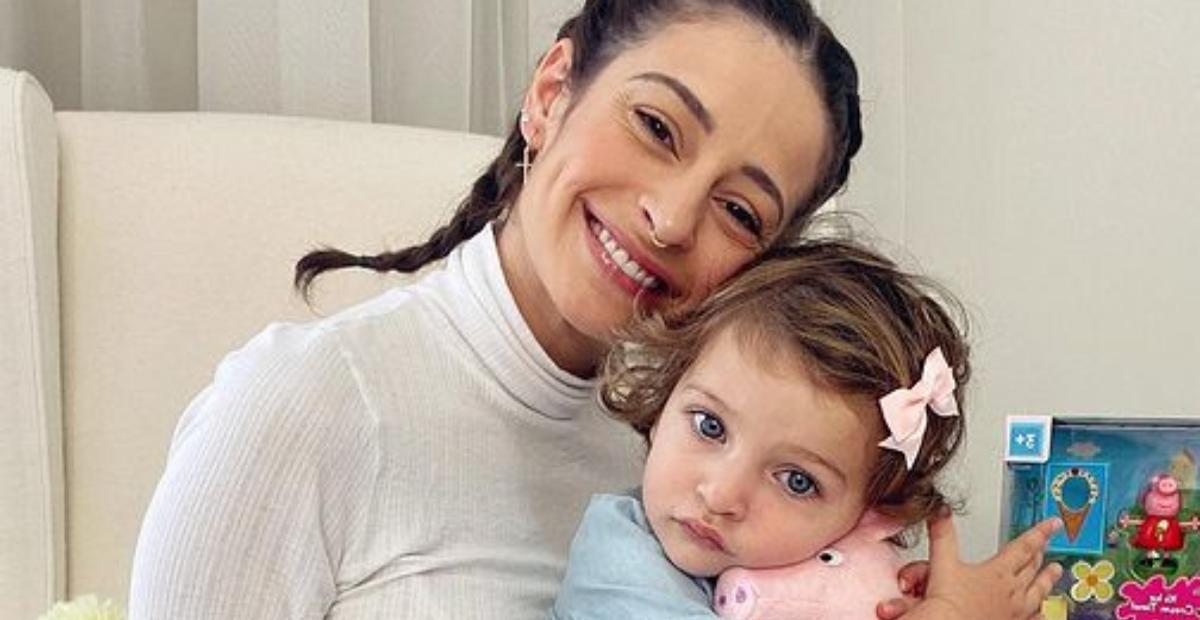 Tamy Contro surge se divertindo na praia com a filha, Marieva: ”Risadas e muito amor”