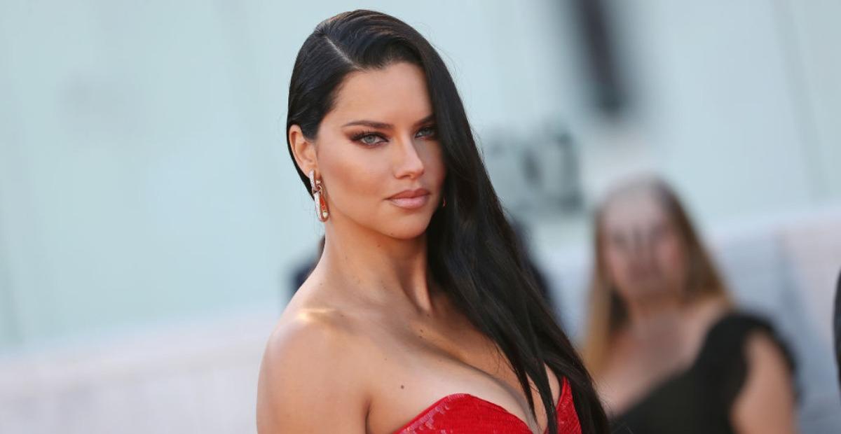 Deslumbrante, Adriana Lima aposta em vestido luxuoso no Festival de Cinema de Veneza