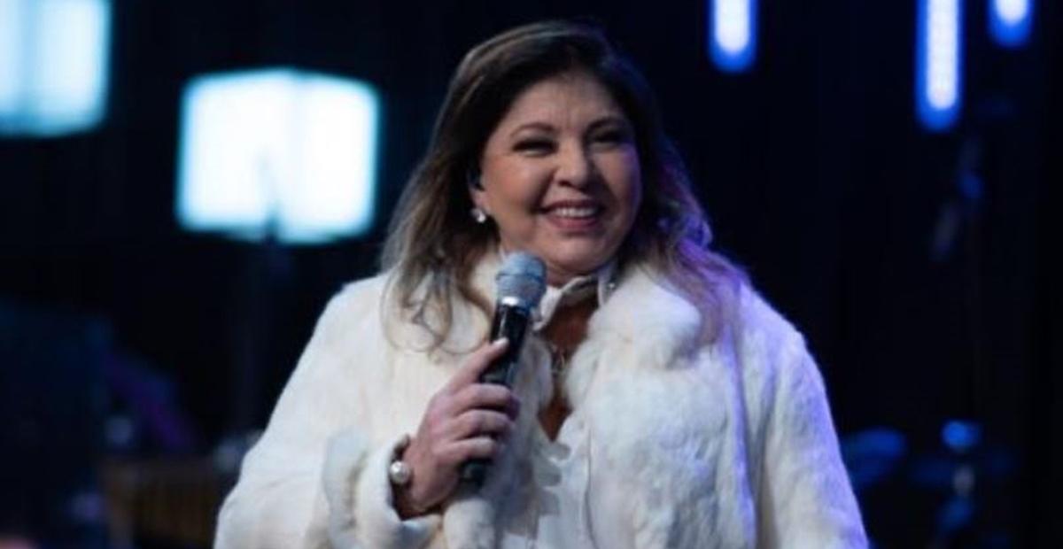 Aos 64 anos, Roberta Miranda posta foto ousada na janela e manda recado ao vizinho