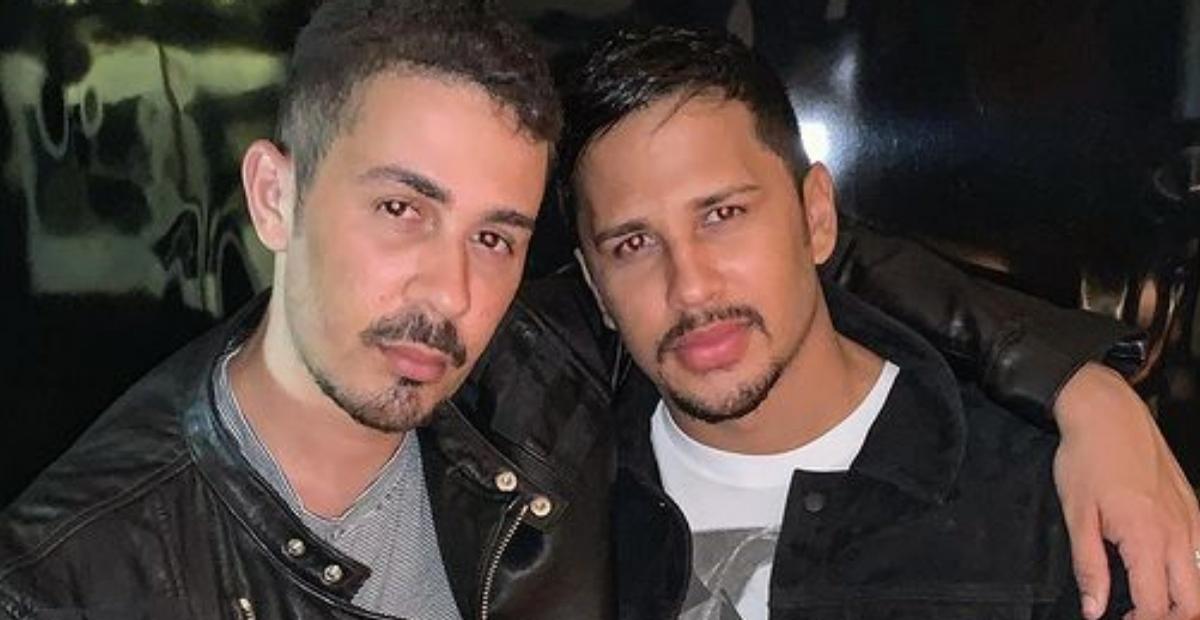 Carlinhos Maia surge em clique raro beijando o marido, Lucas Guimarães