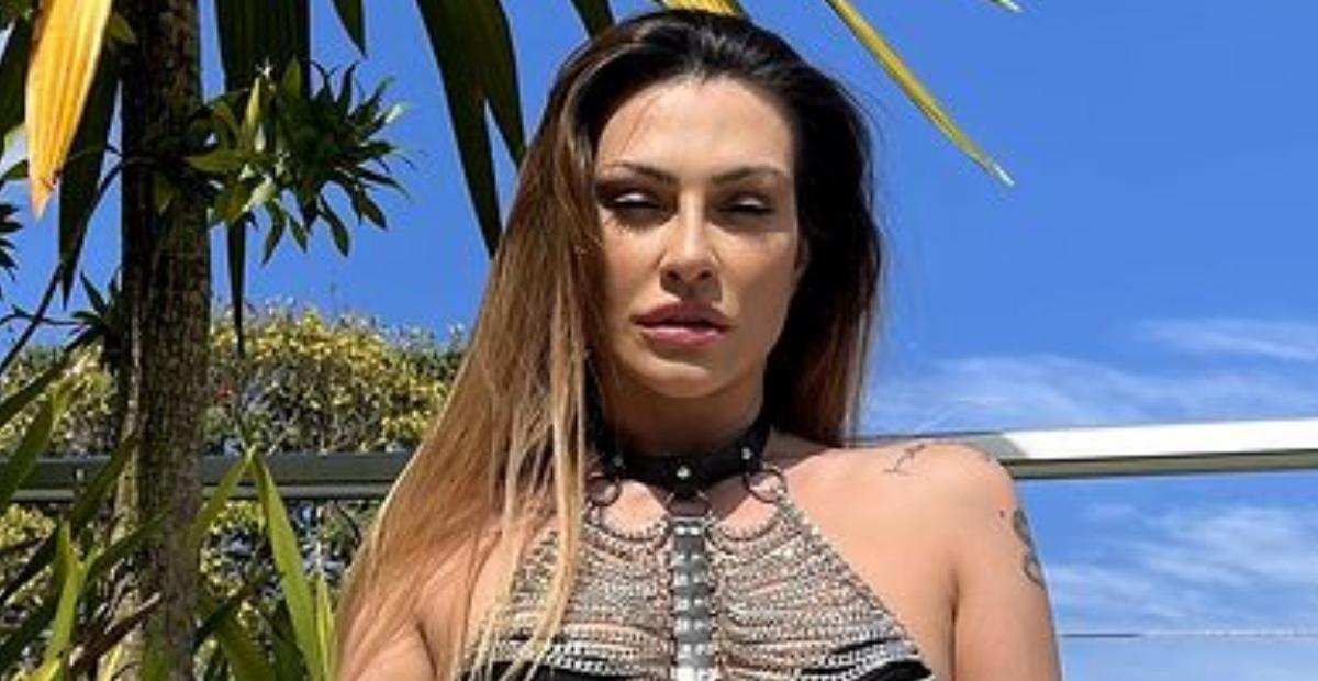 Em Noronha, Cleo renova o bronzeado e ostenta corpaço escultural de biquíni branco: ”Sensacional”