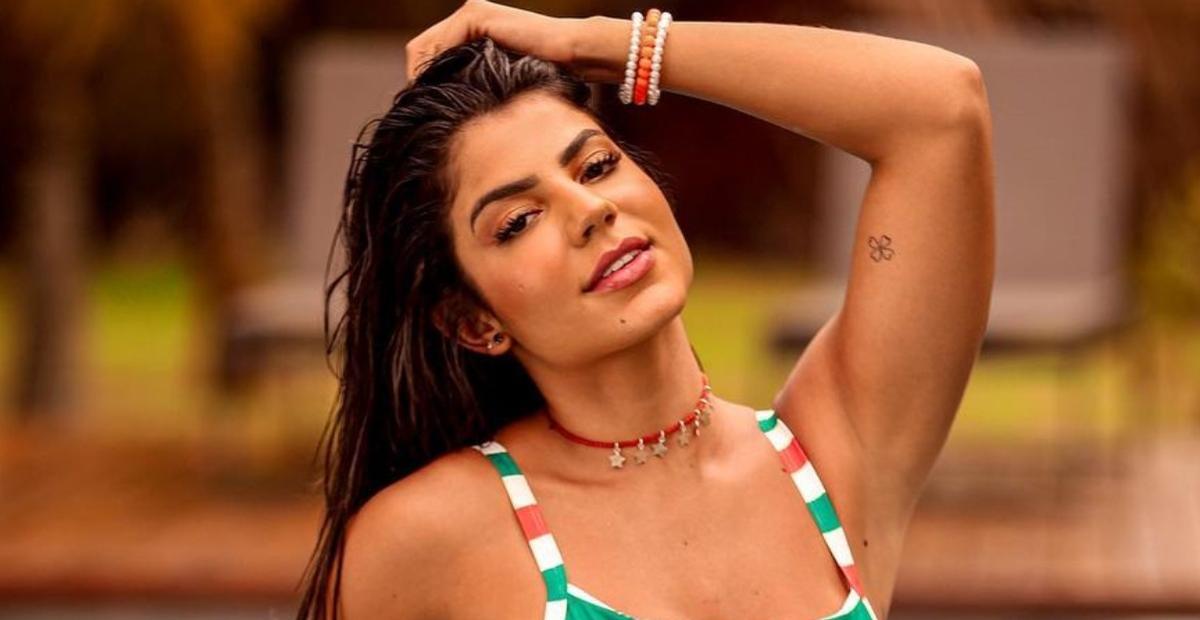Hariany Almeida empina o bumbum com biquíni fio dental e para tudo com corpão: ”Um monumento”