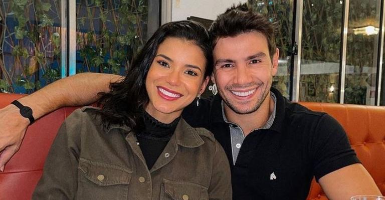 Mariano celebra mais um mês ao lado da namorada, Jakelyne Oliveira, e se declara: ”Te amo”