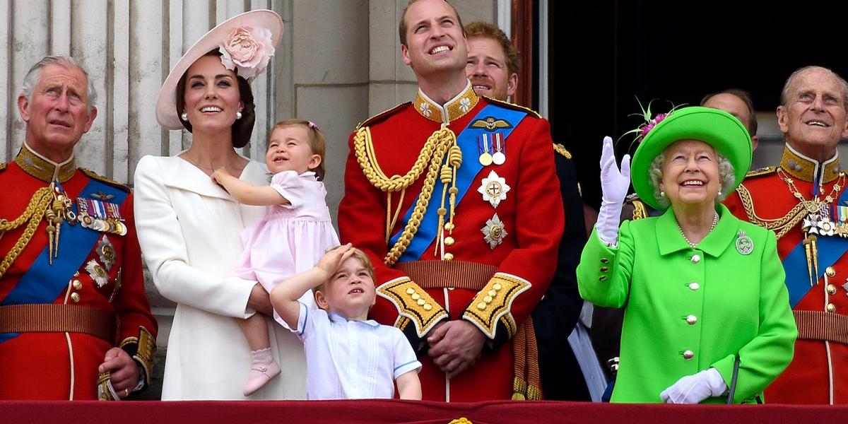 Rainha Elizabeth II está aproveitando o restante do verão na companhia de sua família