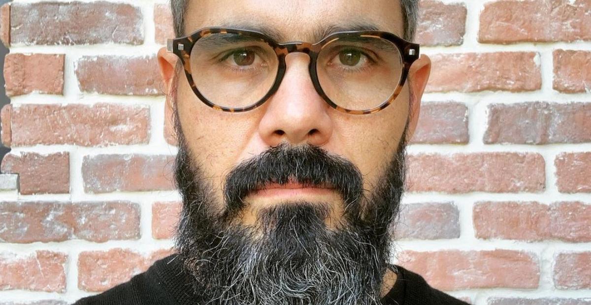 Sem camisa, Juliano Cazarré mostra talento no surfe e fãs elogiam: ”Lindo demais”