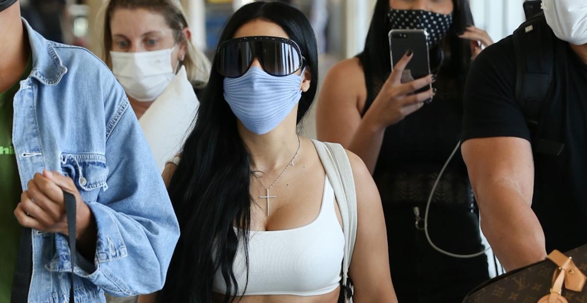 Recém-separada, Simaria ostenta corpão ao ser flagrada só de top em aeroporto de São Paulo