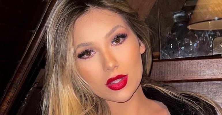 Virgínia Fonseca aposta em look colorido e grifado de R$10,4 mil para encarar viagem